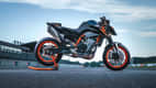 Seitenansicht einer stehenden KTM 890 Duke
