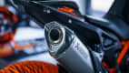 Detailaufnahme der KTM 890 Duke R des Auspuff