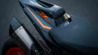 Detailaufnahme der KTM 890 Duke R der Sitzbank