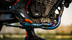 Detailaufnahme der KTM 890 Duke R des Fußtritts