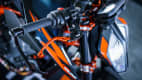 Detailaufnahme der KTM 890 Duke R des Lenker