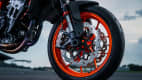Detailaufnahme der KTM 890 Duke R des Vorderrads