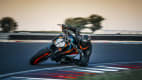 Aufnahme der KTM 890 Duke R während der Fahrt in einer Linkskurve
