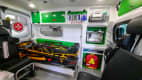 Krankentransportwagen mit Fahrtrage und Tragestuhl sowie medizinischer Basisausstattung.