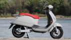 Roller Kumpan 54ignite stehend von der Seite
