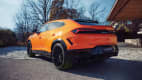 Der Lamborghini Urus SE mit Blick auf das Heck