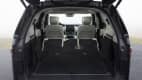 Kofferraum mit umgeklappten Sitzen im Landrover Discovery