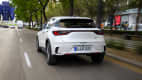 Heckansicht eines fahrenden Lexus LBX