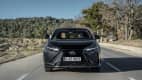Der Lexus RZ 450e fahrend von vorne zu sehen