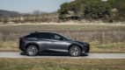 Der Lexus RZ 450e seitlich fahrend zu sehen