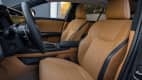 Die Vordersitze des Lexus RZ 450e