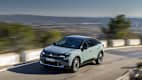 Das Elektroauto von Citroen C4 fährt auf einer Strasse