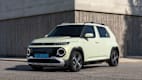 Das Elektroauto Inster von Hyundai steht vor einer Garage