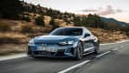 Front und Seitenansicht eines fahrenden Audi e-tron GT