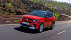 Front und Seitenansicht eines fahrenden Citroen e-C3 Aircross