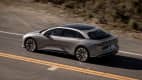 Ein Lucid air auf einem Highway
