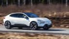 Ein weißer Polestar 4 auf einer Landstraße