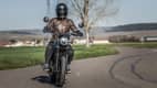 Frontansicht einer fahrenden Mash Black Seven 125