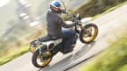 Motorrad Mash X-Ride 650 fährt auf einer Landstraße