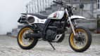 Das Motorrad Mash X-Ride 650 steht vor einem Gebaeude
