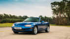 Ein blauer Mazda MX 5 der 2. Generation