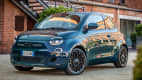 Der Fiat 500 stehend von vorne zu sehen