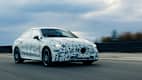 Front und Seitenansicht eines fahrenden Mercedes CLA