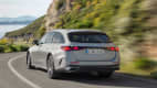 Heckansicht eines fahrenden Mercedes E-Klasse Kombi T-Modell