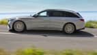 Seitenansicht eines fahrenden Mercedes E-Klasse Kombi T-Modell