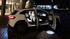 Mercedes EQA mit offenen Türen