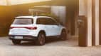 Heckansicht eines Mercedes EQB