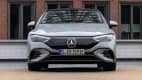 Frontansicht eines stehenden Mercedes EQE 350