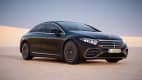 Front und Seitenansicht eines stehenden Mercedes EQS