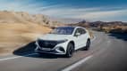 Ein weißer Mercedes EQS SUV fahrend von vorne