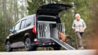 Eine Frau mit Hund vor der neue Mercedes-Benz T-Klasse mit eingebauter Hundbox