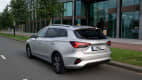 Heckansicht eines fahrenden MG5 Electric