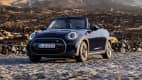 Front und Seitenansicht eines stehenden Mini Cooper SE Cabrio