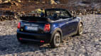 Heck und Seitenansicht eines stehenden Mini Cooper SE Cabrio
