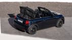 Heck und Seitenansicht eines stehenden Mini Cooper SE Cabrio
