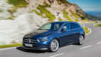 Front und Seitenansicht einer fahrenden Mercedes B-Klasse