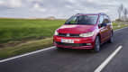 Front und Seitenansicht eines fahrenden VW Touran