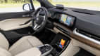 Die cremeweißen Sitze, die Mittelkonsole und das Cockpit mit Lenkrad des BMW 2er Active Tourer