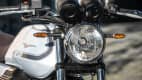 Detailaufnahme des Scheinwerfers einer Moto Guzzi V7 Special