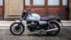 Seitenansicht einer stehenden Moto Guzzi V7 Special