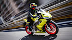Aprilia RS 660 fahrend auf einer Straße