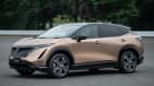 Seitenansicht eines stehenden Nissan Ariya