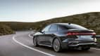 Der neue Audi A5 Sedan auf fäht auf eine Kurve zu