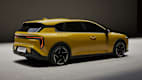 Der neue Kia K4 stehend seitlich mit Blick auf das Heck zu sehen