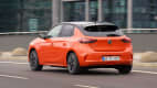 Heck des Opel Corsa e fahrend auf der Straße