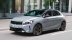 Der Opel Corsa Electric E fahrend von vorne fotografiert